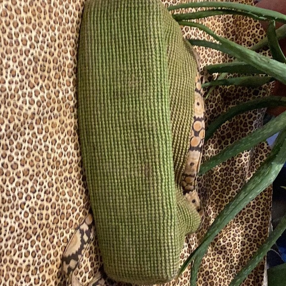 Cute lightly used Green Jute bag perfect for the season. It has 3 inside pockets - Picture 7 of 10